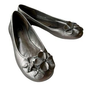 Gianni Bini Silver Floral Detail Ballet Slippers Size 7.5